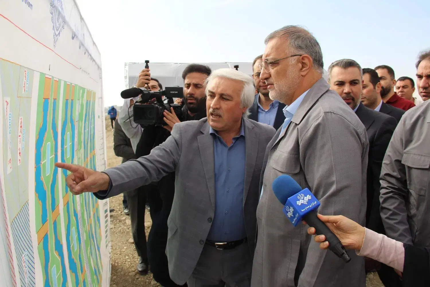 حاج رحیم قربانی سازنده رونیکا پلاس تهرانسر و شهردار وقت تهران آقای زاکانی