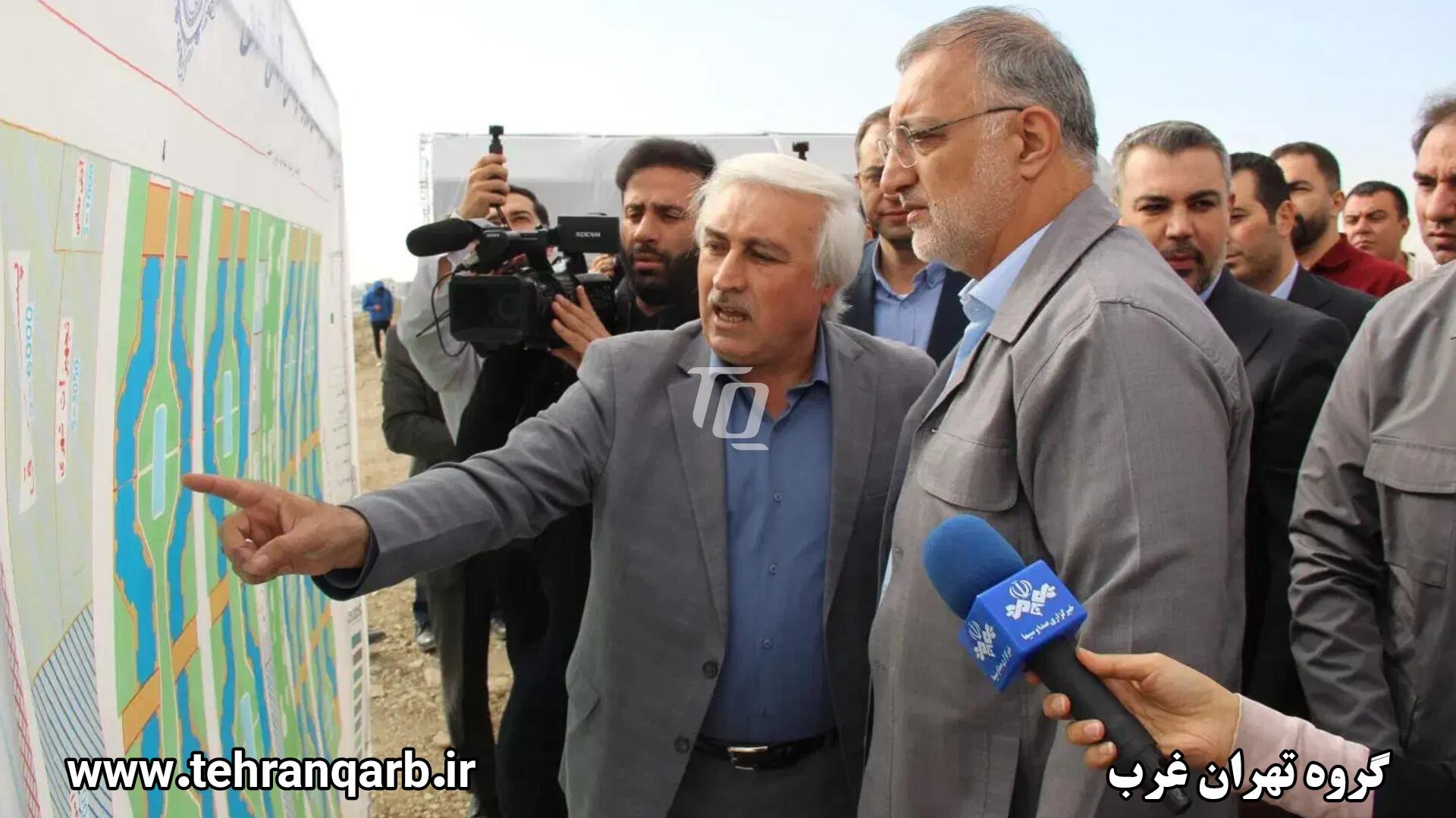 حاج آقا قربانی سازنده در کنار شهردار وقت تهران